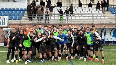 La plantilla y el cuerpo técnico del Tudelano celebran el triunfo en Beasain