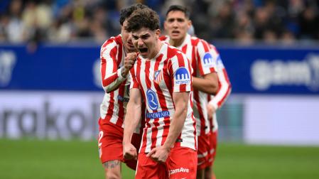 El delantero del Atlético de Madrid Julián Álvarez (c) celebra tras marcar el gol del equipo rojiblanco, durante el partido de la jornada 26 de LaLiga de fútbol frente al Real Oviedo