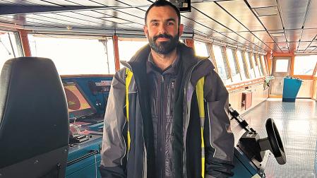 Matías Oslé, dentro de uno de los barcos en los que trabaja.