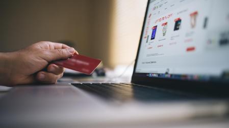 Una persona realiza una compra on line