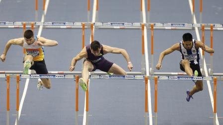 El atleta Enrique Llopis (c) se impone a Asier Martínez (i), segundo clasificado, y a John Cabang (d), tercero, en la final de 60m Vallas Hombres de los Campeonatos de España de Atletismo en pista cubierta que se han disputado en el Palacio Velódromo Luis Piug de Valencia, este fin de semana.