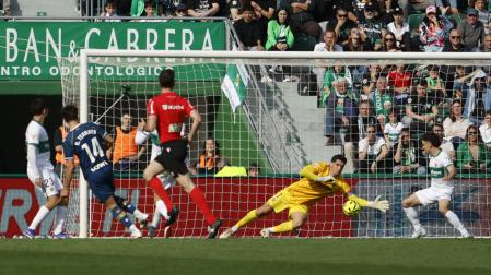 El delantero del RCD Espanyol Ramón Terrats y el portero del Elche Matías Dituro, durante el partido de la jornada 26 de LaLiga entre el Elche y el RCD Espanyol.
