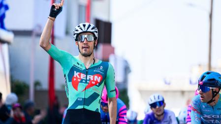 Iván Cobo celebra su victoria en el Gran Premio Región del Dodecaneso y logra su primera victoria como profesional