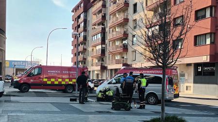Servicios de emergencia atienden al atropellado en la calle Labiano.