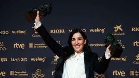 Alauda Ruiz de Azúa posa con los Goyas a mejor dirección y mejor guion original.