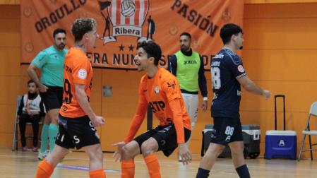 Fabinho y Anás, del ATP Ribera, celebran uno de los goles ante el Family Cash Alzira