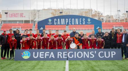 Los jugadores, junto al cuerpo técnico y las autoridades, muestran el trofeo de subcampeones con las medallas