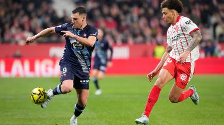 El centrocampista del Girona Axel Witsel y el delantero del Celta de Vigo Ferrán Jutglà, durante el partido de la jornada 26 de LaLiga entre el Girona FC y el RC Celta