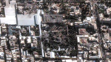 En el centro de la imagen tomada por satélite se observa el complejo residencial de Alí Jamenei tras el ataque