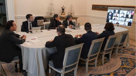El ministro de Asuntos Exteriores, José Manuel Albares (i), se ha reunido por videoconferencia con todos los embajadores de la región de Oriente Medio para evaluar la situación "país a país" tras los ataques a Irán, revisar cómo está la colonia de españoles y dar instrucciones para protegerlos