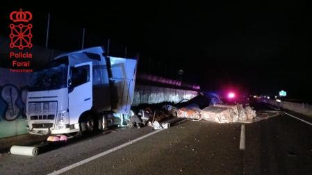 Camión accidentado en la A-1, que ha provocado el corte del autovía sentido Irún
