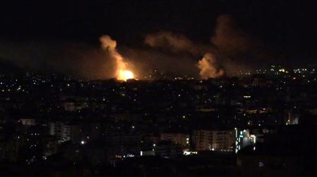 Captura de vídeo donde se observa un bombardeo este lunes, en Beirut (Líbano). Israel lanzó una intensa oleada de bombardeos contra los suburbios meridionales de Beirut después de que el grupo chií libanés Hizbulá perpetrara un ataque con proyectiles y drones contra el norte del Estado judío
