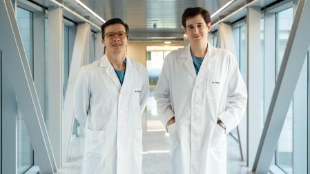 Los doctores Jorge de Abajo y Carlos Galán, especialistas de Otorrinolaringología de la Clínica Universidad de Navarra, que organizan un curso sobre cirugía tioridea.