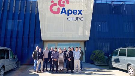 Imagen de parte de los menores contratados junto con responsables de la empresa