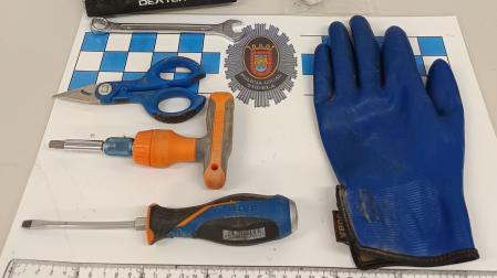 Herramientas que portaba el detenido por robar cobra en farolas en Tudela