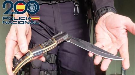 Arma blanca intervenida en el desmantelamiento de un reñidero de gallos en el entorno de Motril