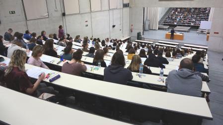 Imagen de archivo de personas en un examen de oposición.