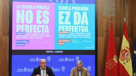 El consejero de  Educación del Gobierno foral, Carlos Gimeno; y el director general de Educación, Gil Sevillano, durante la presentación de la campaña de prematriculación.