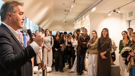 Estudiantes y graduados en la exposición de Roberto Verino en Madrid.