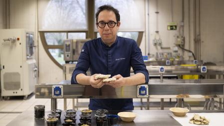El chef David Yárnoz, con su postre en el aulario de la UPNA.