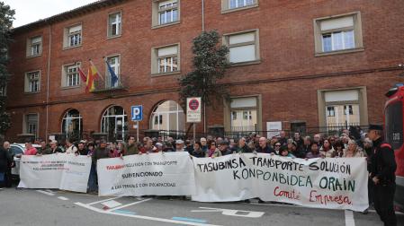Concentración a las puertas del departamento de Derechos Sociales