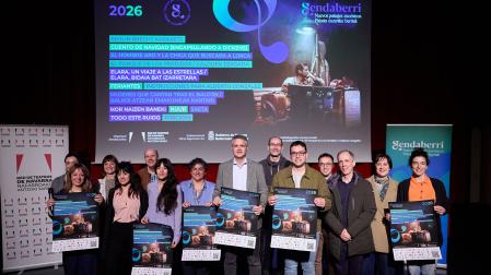 El director general de Cultura, Ignacio Apezteguía, junto al presidente de la Red de Teatros de Navarra, Asier Costa, y representantes de las compañías teatrales participantes en Sendaberri 2026