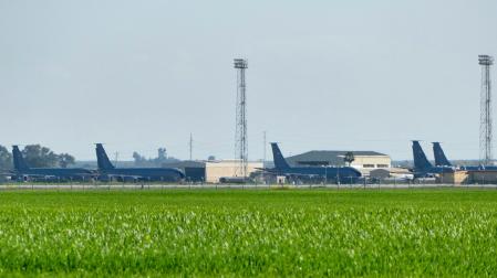 Vista de varios de aviones militares en la base militar que el Ejército estadounidense tiene en la localidad sevillana de Morón de la Frontera