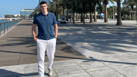 El navarro en una foto junto a las Katara Towers, dos rascacielos ubicados en Doha