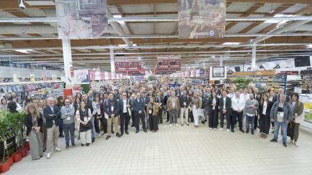 Foto de familia del acto de inauguración de la campaña ‘Alianzas Locales’ en el hipermercado E.Leclerc de Pamplona