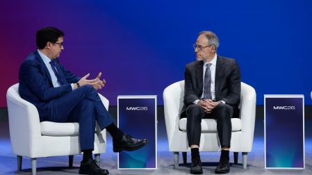 El ministro para la Transformación Digital y de la Función Pública, Óscar López (i) y el vicepresidente sénior de Amazon Web Services, David Zapolsky; durante la jornada inaugural de la vigésima edición del Mobile World Congress (MWC) en Barcelona