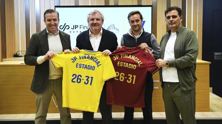 Responsables de Cádiz y JP FInancial tras la firma del acuerdo de patrocinio