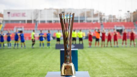 Trofeo que recibió el ganador de la Copa de las Regiones con los equipos que disputaron la final
