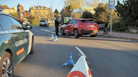 Un efectivo de la policía local en uno de los dispositivos especiales con Guardia Civil de carácter disuasorio a la entrada de Gorraiz