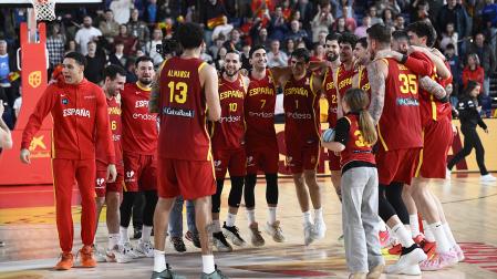 Los jugadores de la selección española de baloncesto celebra la victoria ante Ucrania