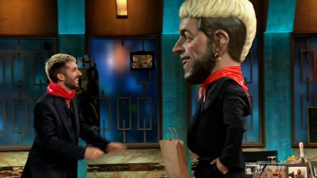 David Broncano, admirando su réplica