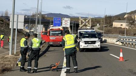 Agentes de la Guardia Civil en el lugar del accidente, en término municipal de Jaca