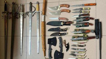 Detenido con una treintena de katanas, navajas y otras armas blancas que vendía por los mercadillos