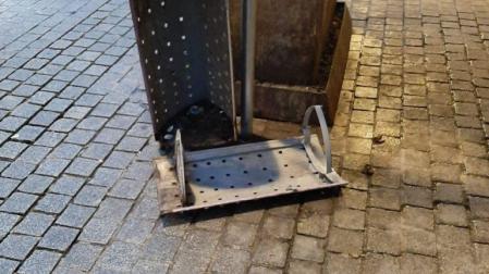 Una de las papeleras objeto del vandalismo.