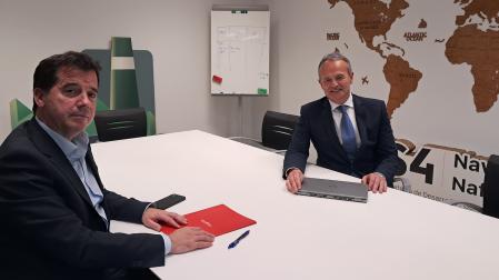 Mikel Irujo y Manuel Piquer durante el encuentro celebrado este martes