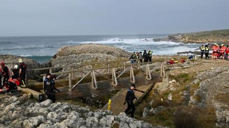 Pasarela derrumbada en la playa de El Bocal en Santander