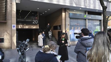 Los periodistas, ayer, durante el registro de la UCO en la sede de energías renovables Forestalia.