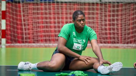 La pivote navarra Kelly Fonkeng, objetivo del Super Amara Bera Bera para poder suplir a la también navarra Lyndie Tchaptchet tras su fichaje por el Metz