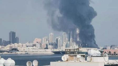 Vista de una columna de humo en Baréin. La Guardia Revolucionaria iraní ha lanzado ataques contra bases estadounidenses situadas en Baréin, Catar y Emiratos Árabes