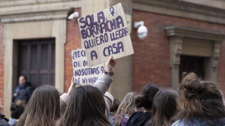 Uno de los carteles que se pudieron ver el 8 de marzo de 2025 en Pamplona, durante la manifestación por el Día Internacional de la Mujer