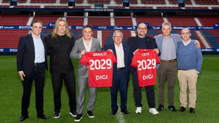 Ignacio Busto, César Muniain, Braulio Vázquez, Luis Sabalza, J.A. Prieto ‘Cata’, José Andrés Burguete y Josetxo Pérez de Zabalza. La junta directiva se fotografió con los recién renovados en el césped de El Sadar