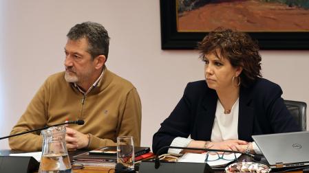 Los parlamentarios del PSN Javier Lecumberri y Ainhoa Unzu, en la comisión de investigación del Parlamento de Navarra