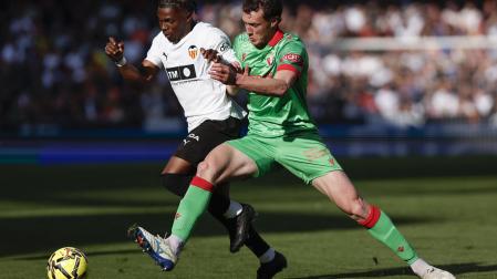 Jorge Herrando disputa la pelota con Largie Ramazani durante la última jornada de Liga