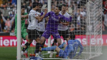 El portero de Osasuna Sergio Herrera, en la última jugada del partido que acabó con un pequeño lío