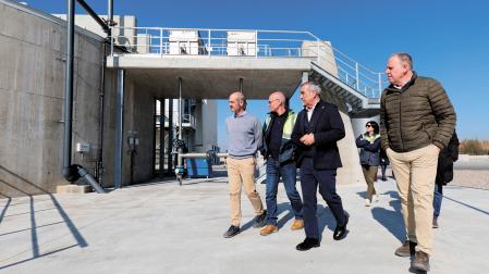 El consejero Chivite, junto a técnicos, en una visita a la depuradora de Tudela tras su reciente ampliación