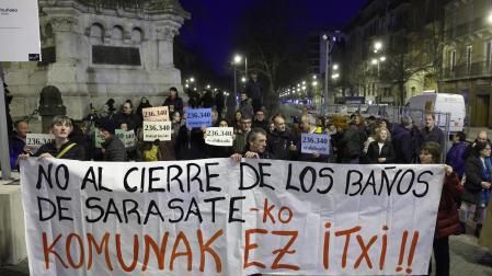 Vista parcial de la concentración de este martes para recuperar los baños del Paseo de Sarasate